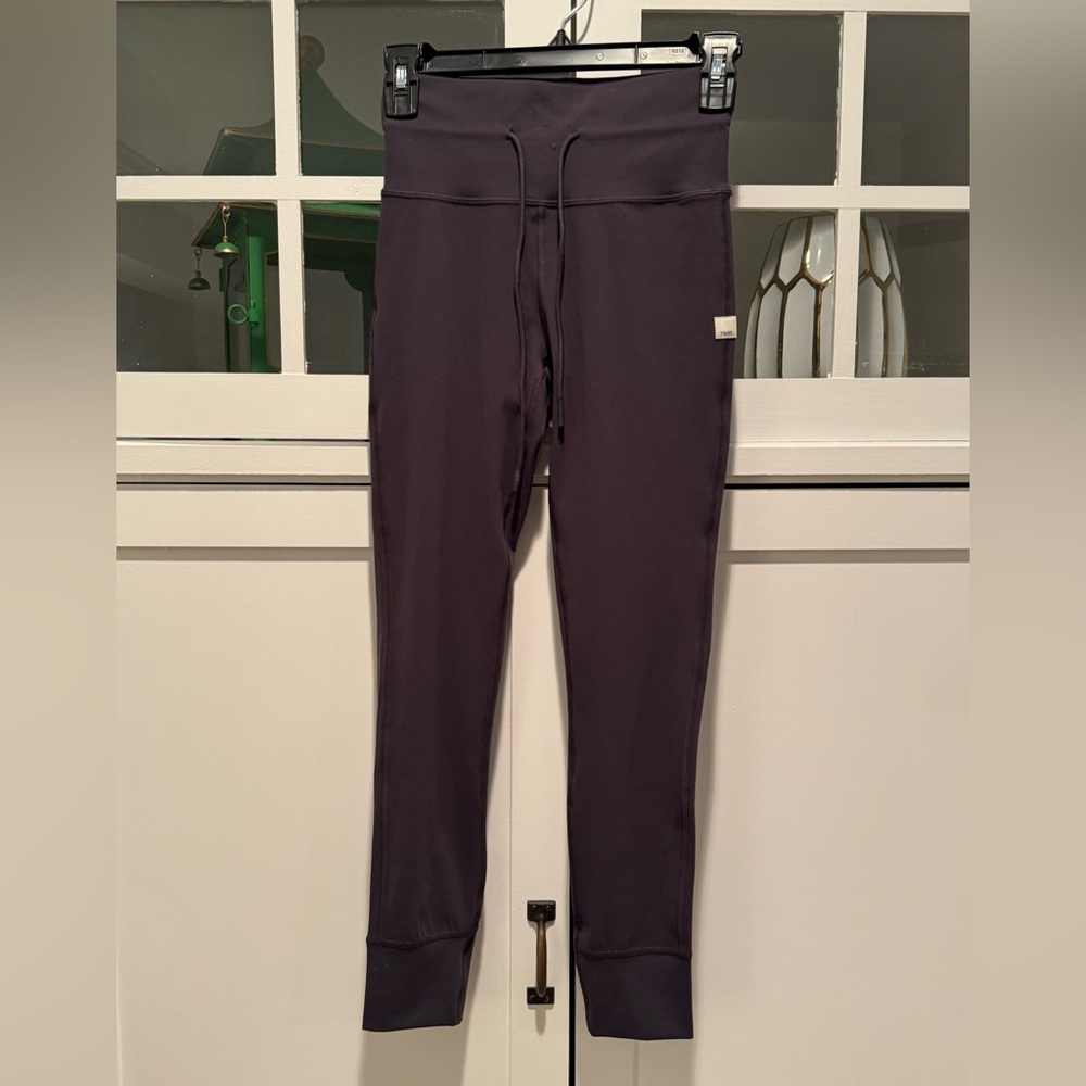 Vuori full length leggings. Dark grey.